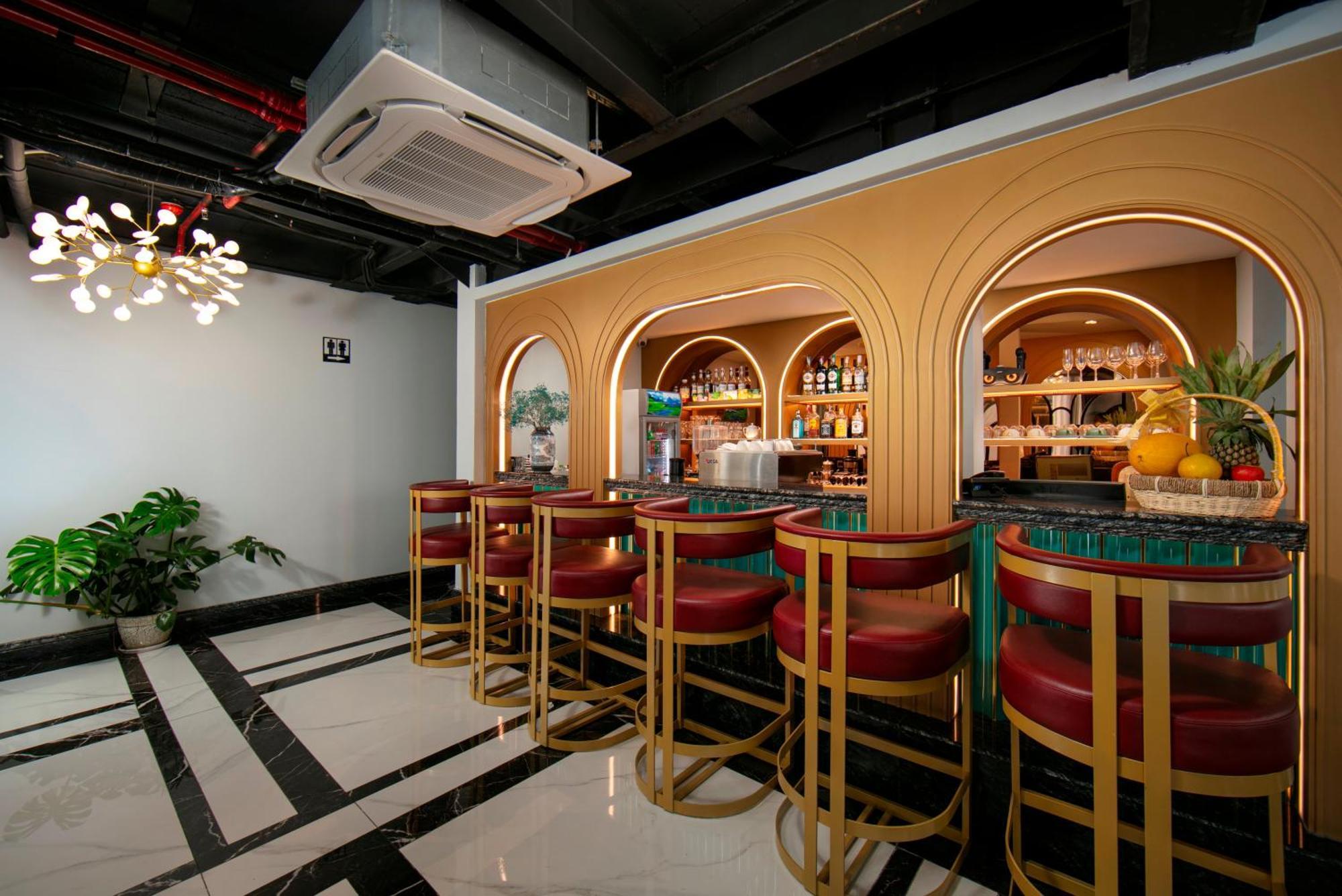 May De Ville Lakeside Hotel Hanoi Esterno foto The bar at the hotel