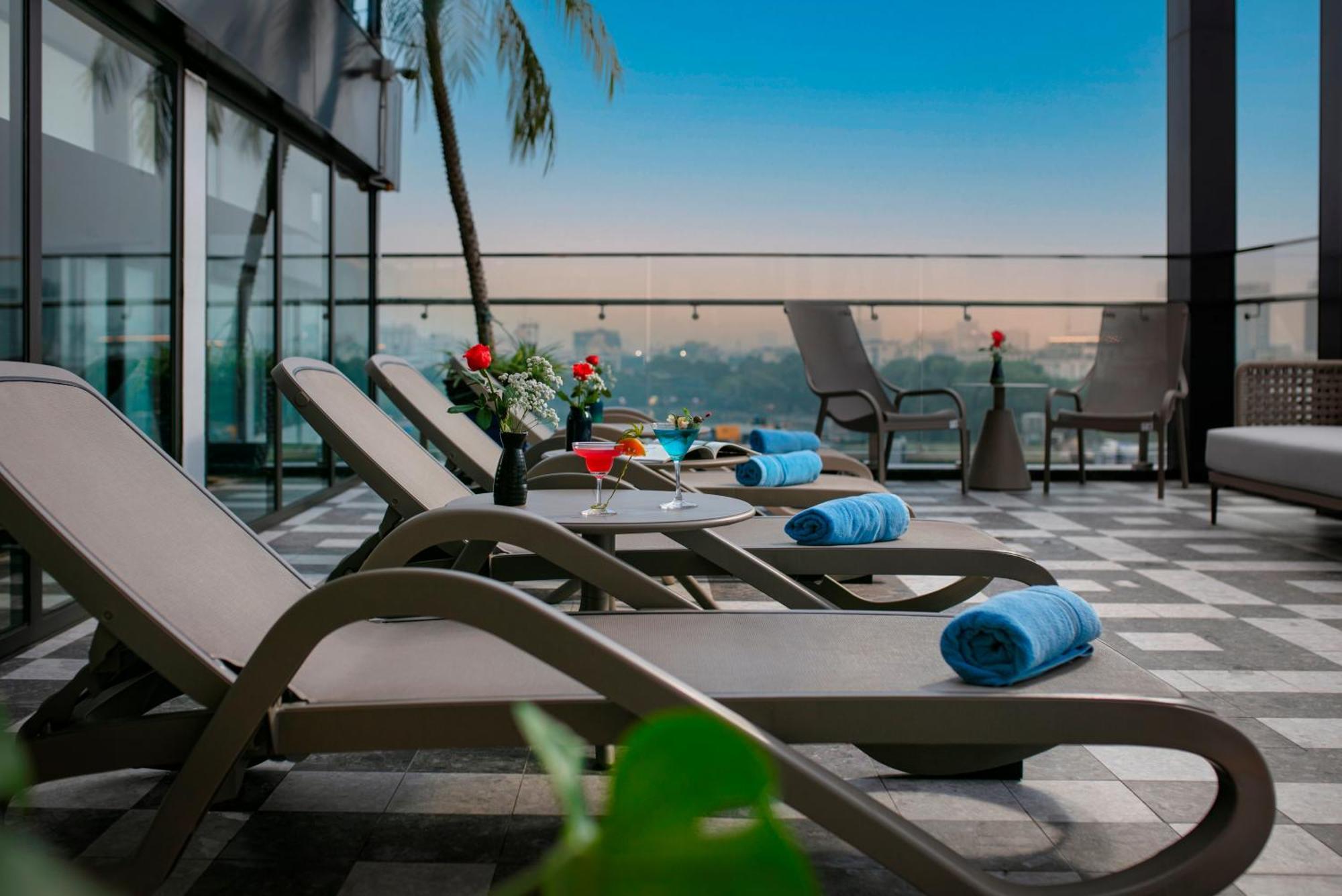 May De Ville Lakeside Hotel Hanoi Esterno foto Rooftop pool
