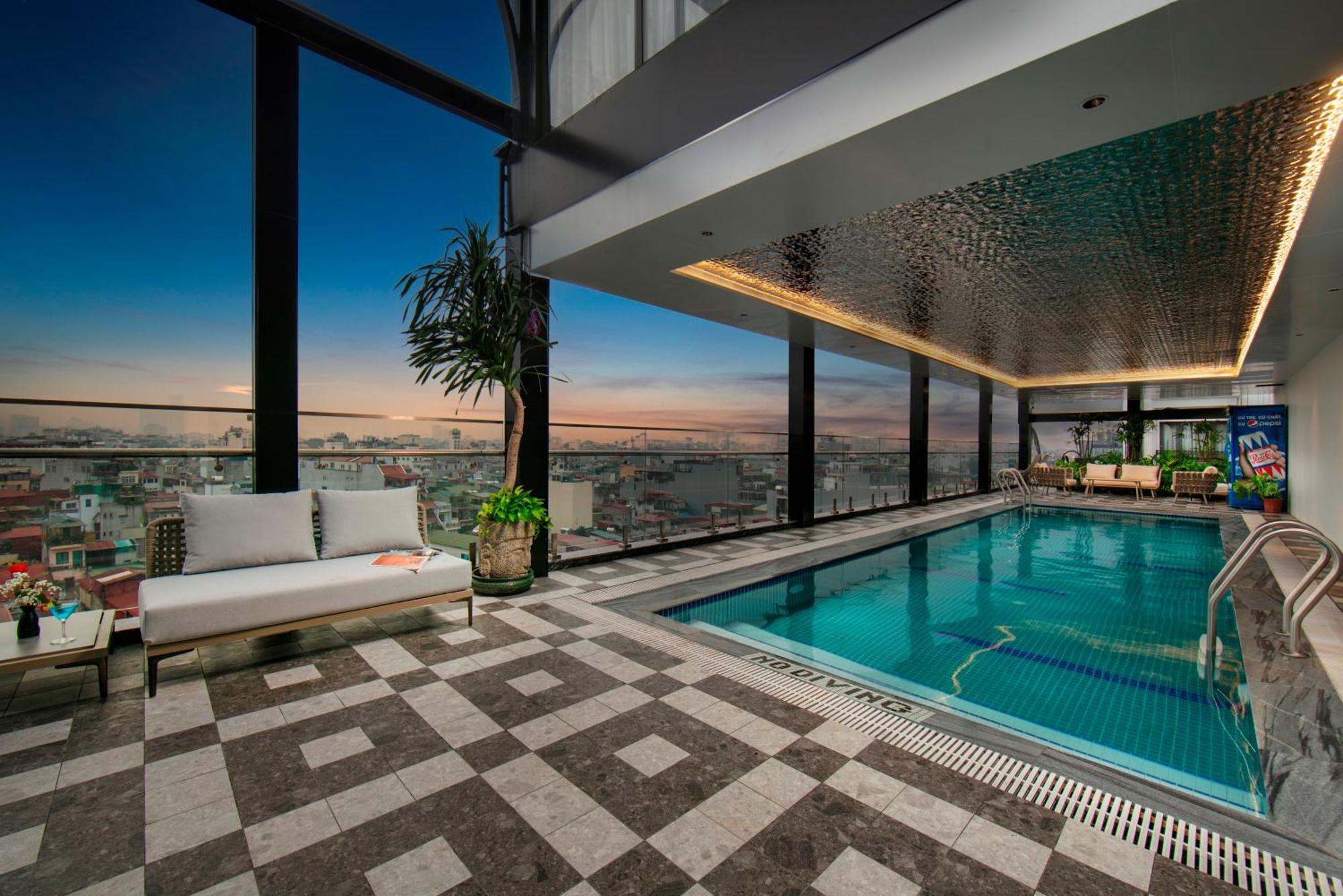 May De Ville Lakeside Hotel Hanoi Esterno foto The swimming pool at the 360° Sky Lounge