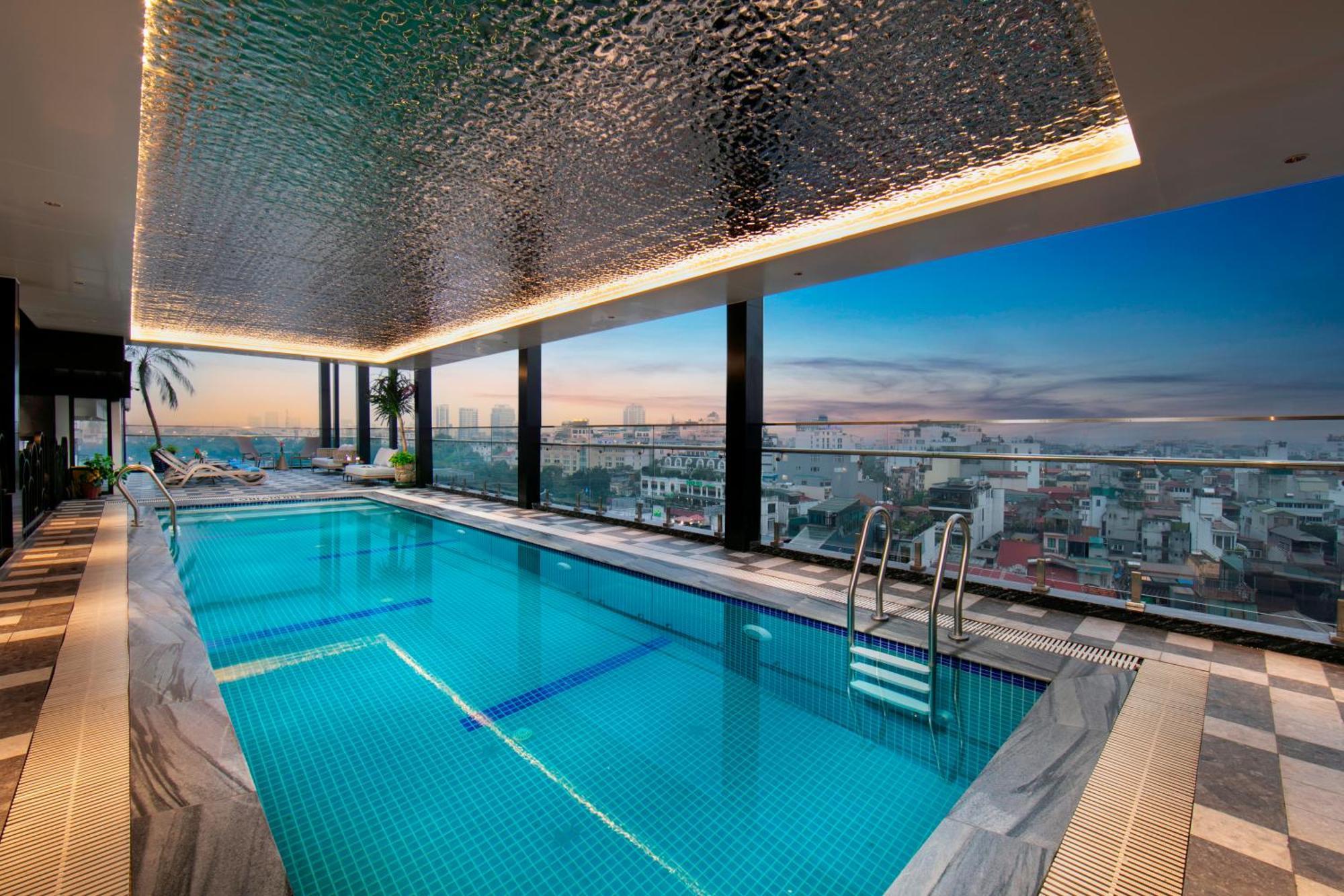 May De Ville Lakeside Hotel Hanoi Esterno foto The swimming pool at the 360° Sky Lounge
