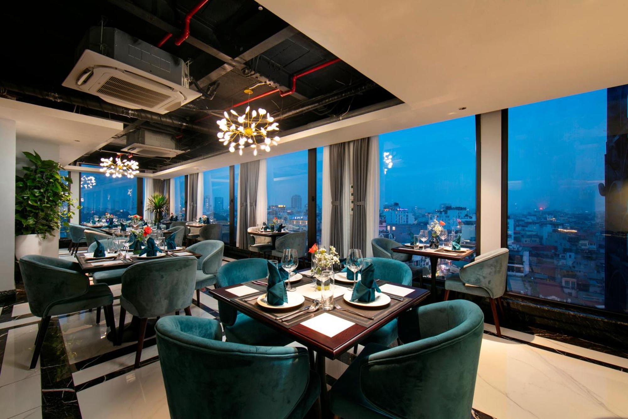 May De Ville Lakeside Hotel Hanoi Esterno foto Sky Bar