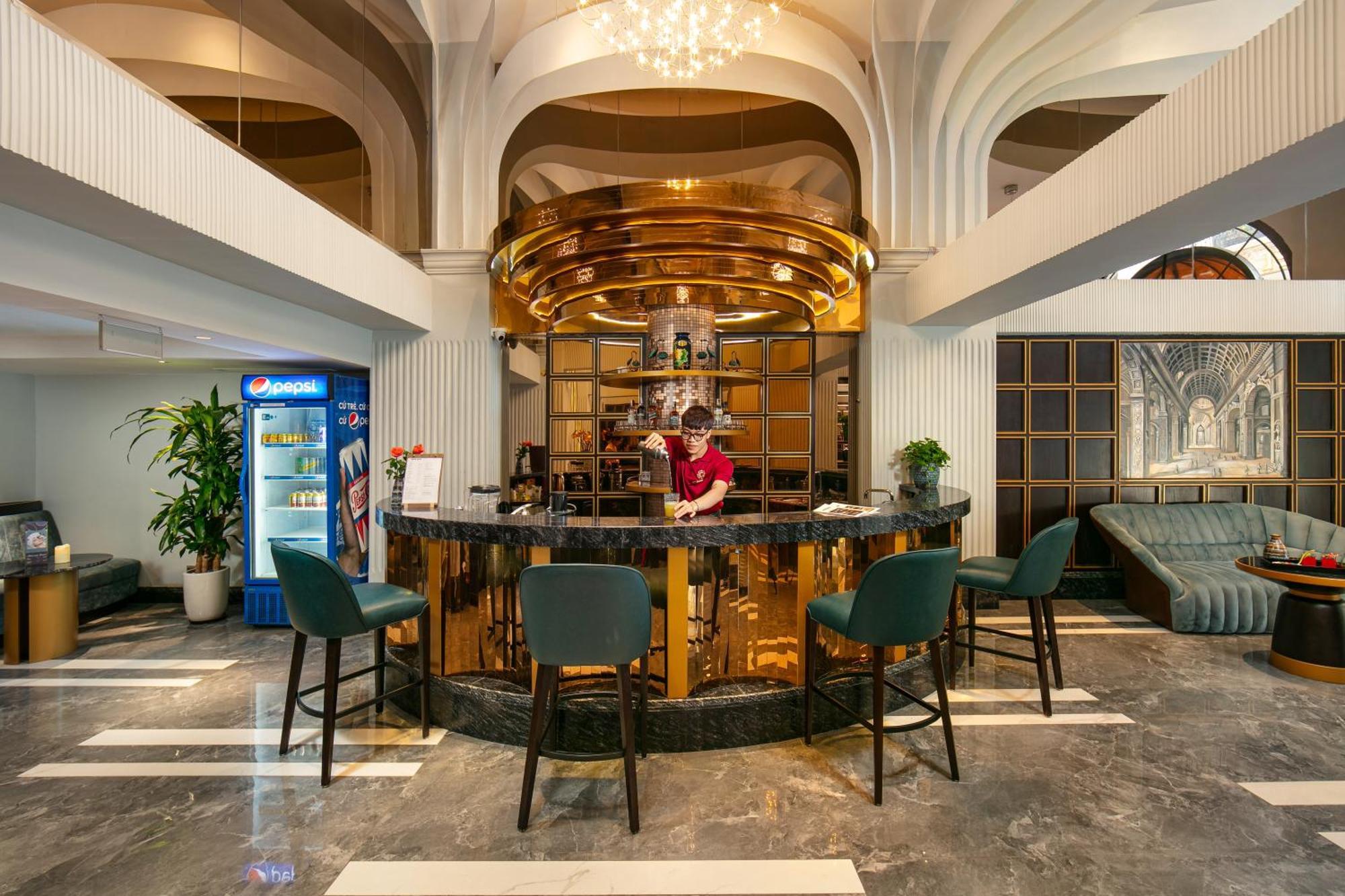 May De Ville Lakeside Hotel Hanoi Esterno foto The bar at the hotel