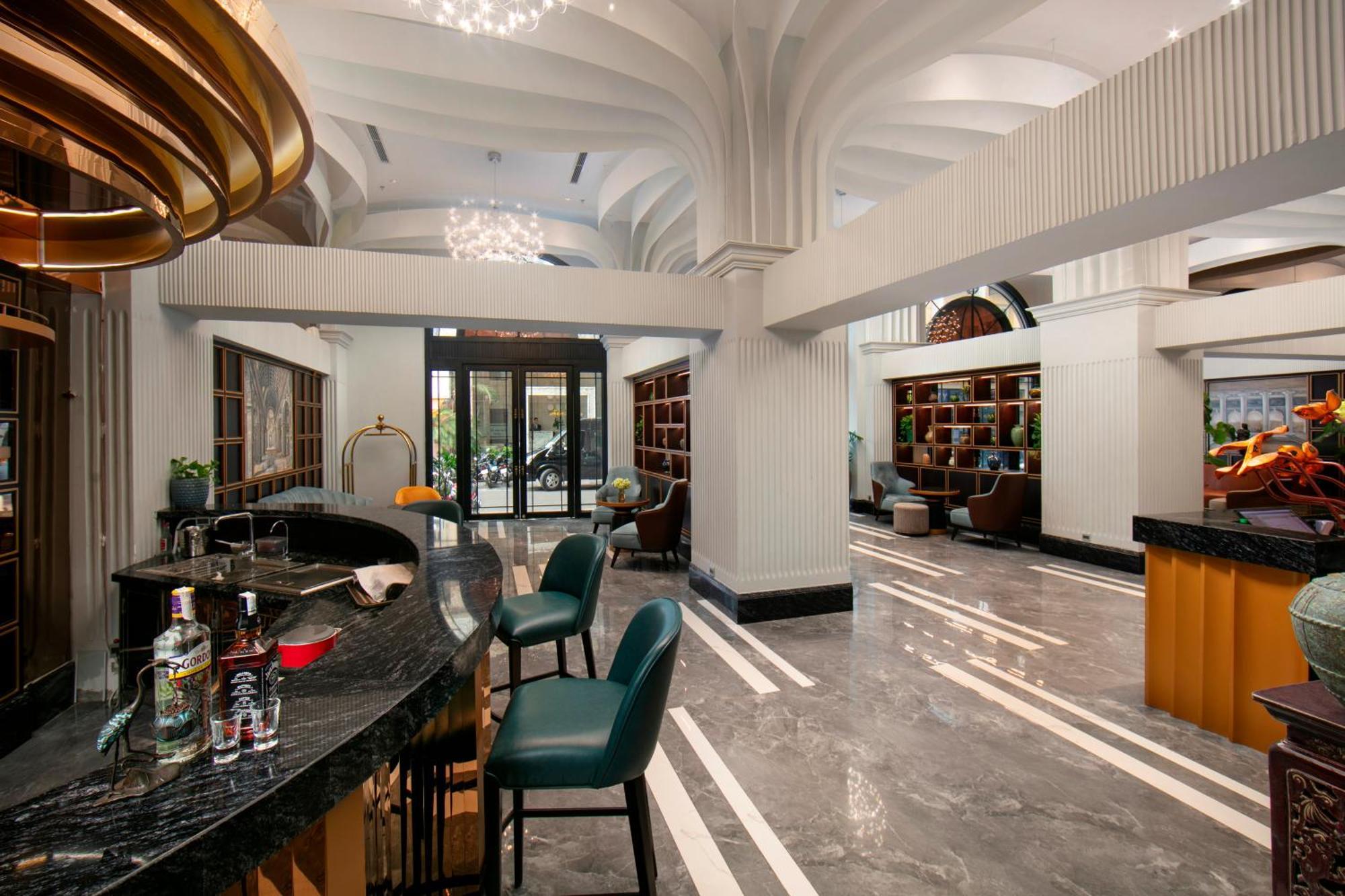 May De Ville Lakeside Hotel Hanoi Esterno foto The lobby of the hotel