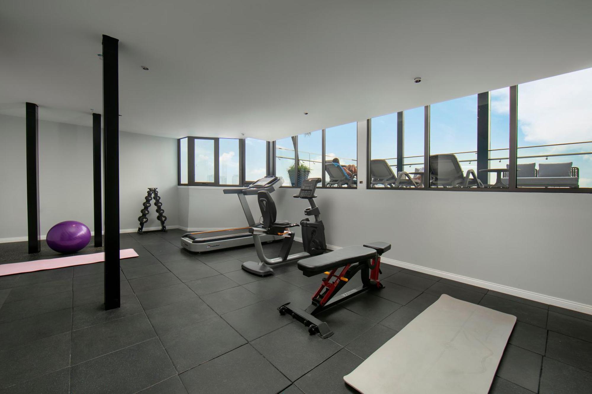 May De Ville Lakeside Hotel Hanoi Esterno foto The gym at the 1001 apartment complex