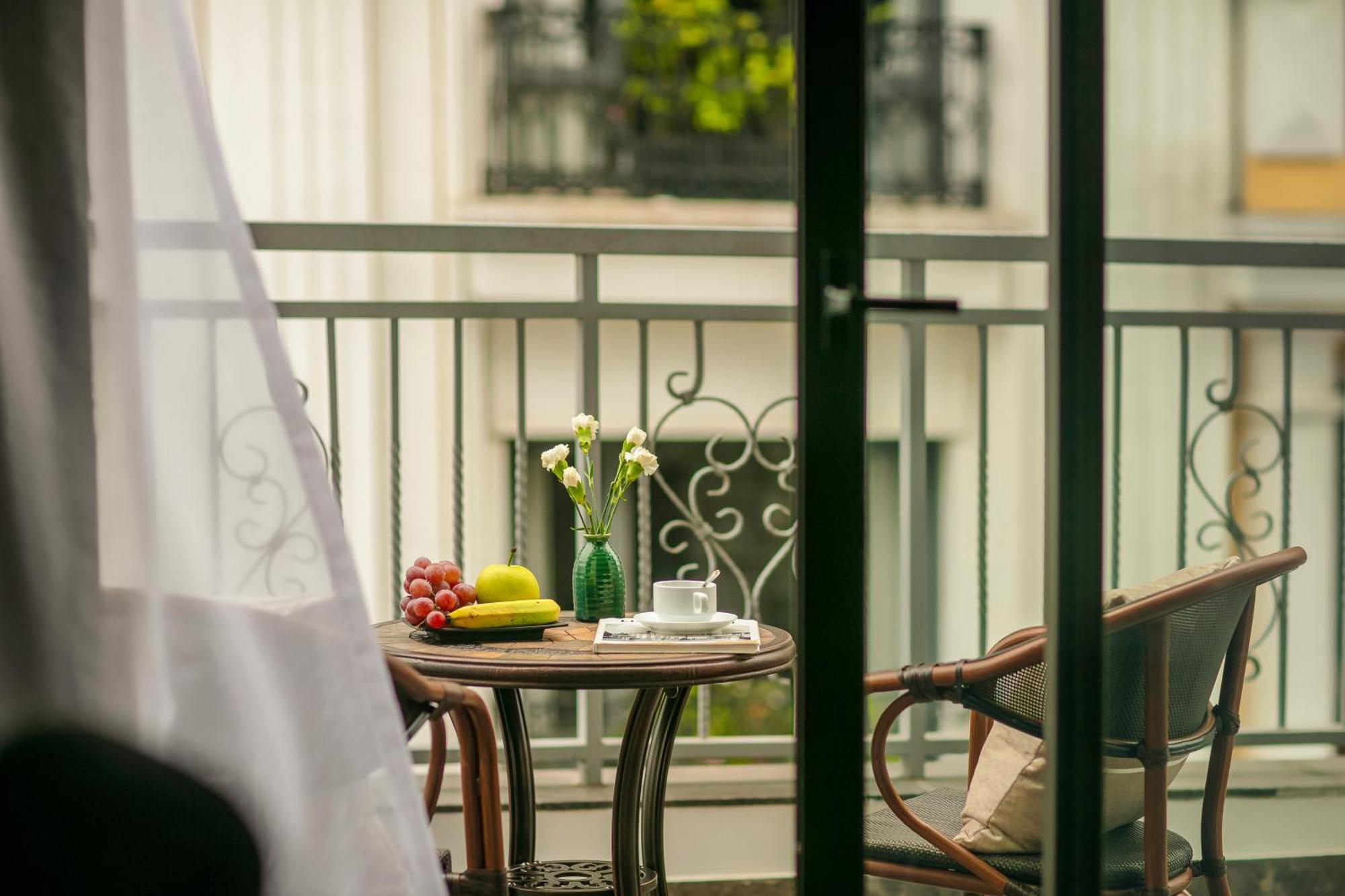 May De Ville Lakeside Hotel Hanoi Esterno foto A balcony in a hotel room