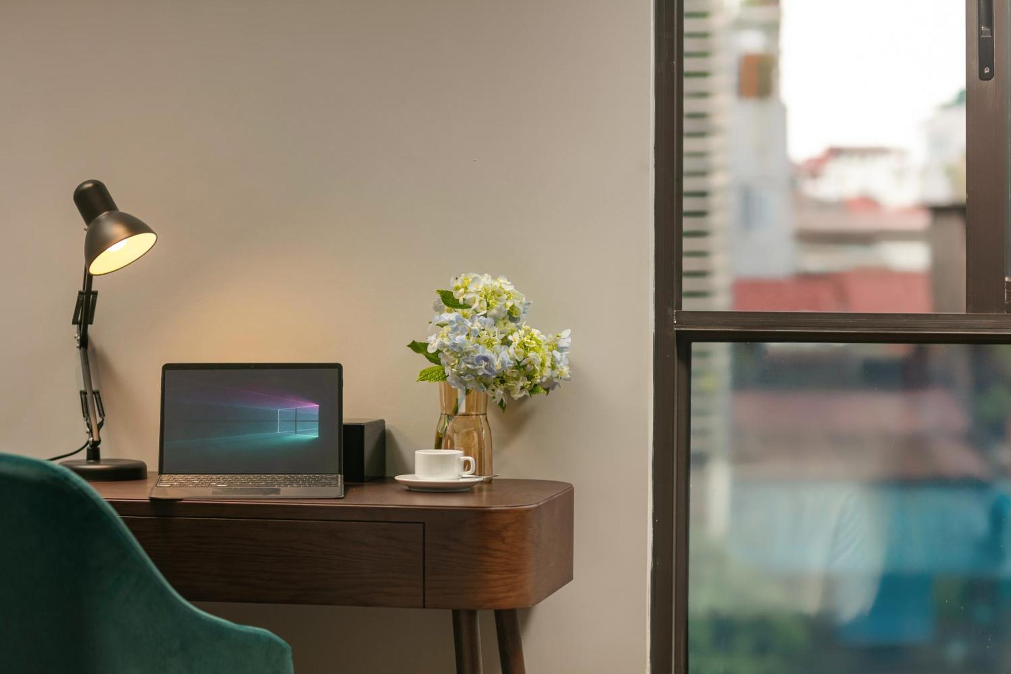 May De Ville Lakeside Hotel Hanoi Esterno foto A Microsoft Surface Pro 4