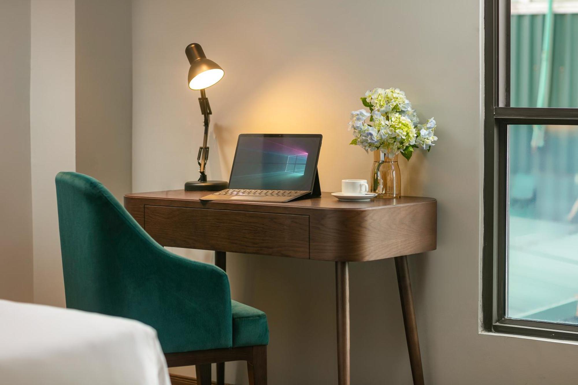 May De Ville Lakeside Hotel Hanoi Esterno foto A modern desk with a chair