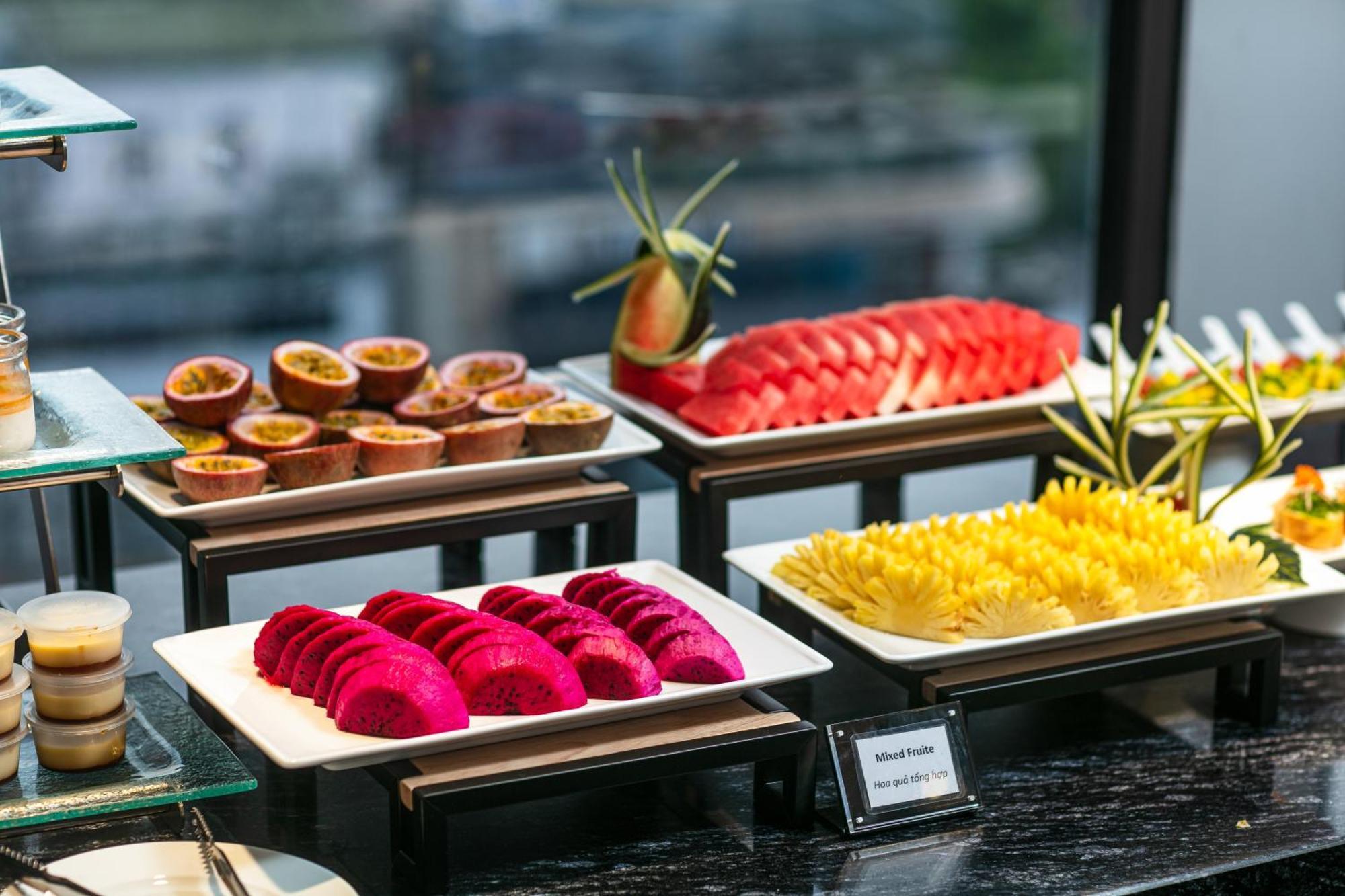 May De Ville Lakeside Hotel Hanoi Esterno foto A selection of tropical fruit