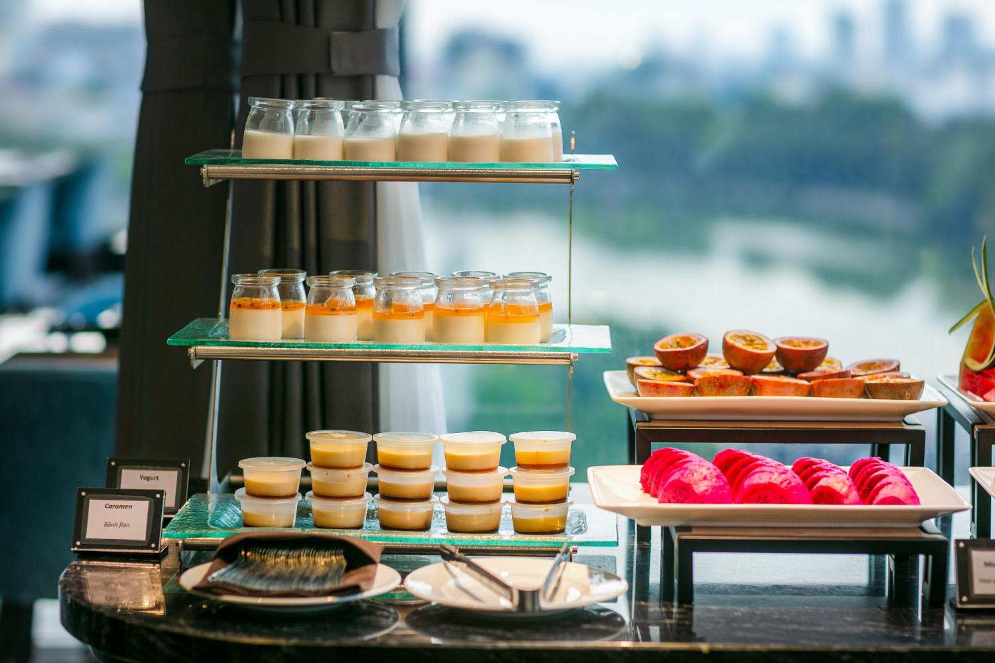 May De Ville Lakeside Hotel Hanoi Esterno foto A dessert buffet