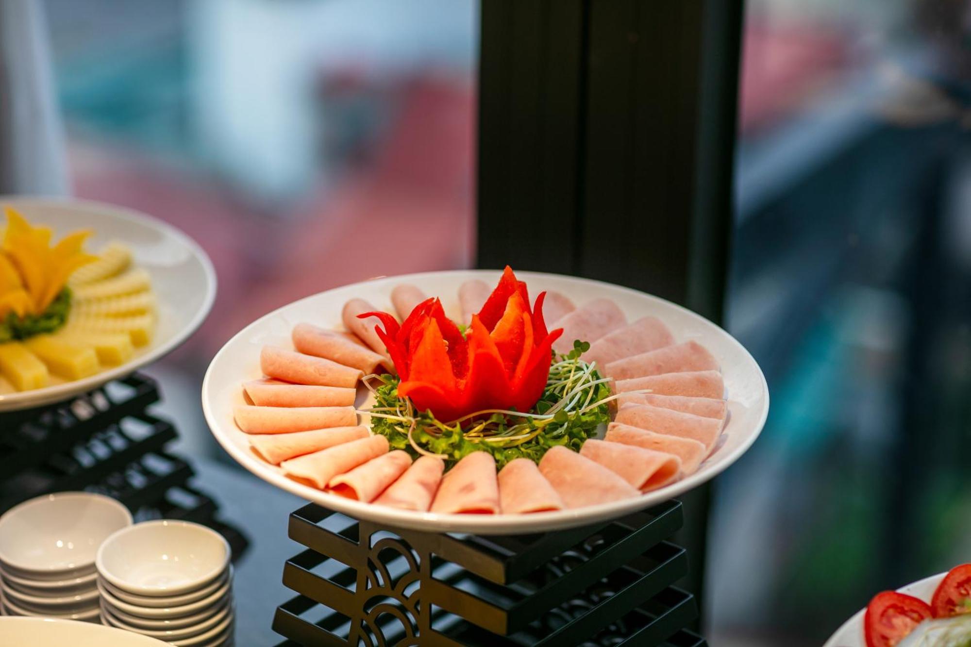 May De Ville Lakeside Hotel Hanoi Esterno foto A platter of ham