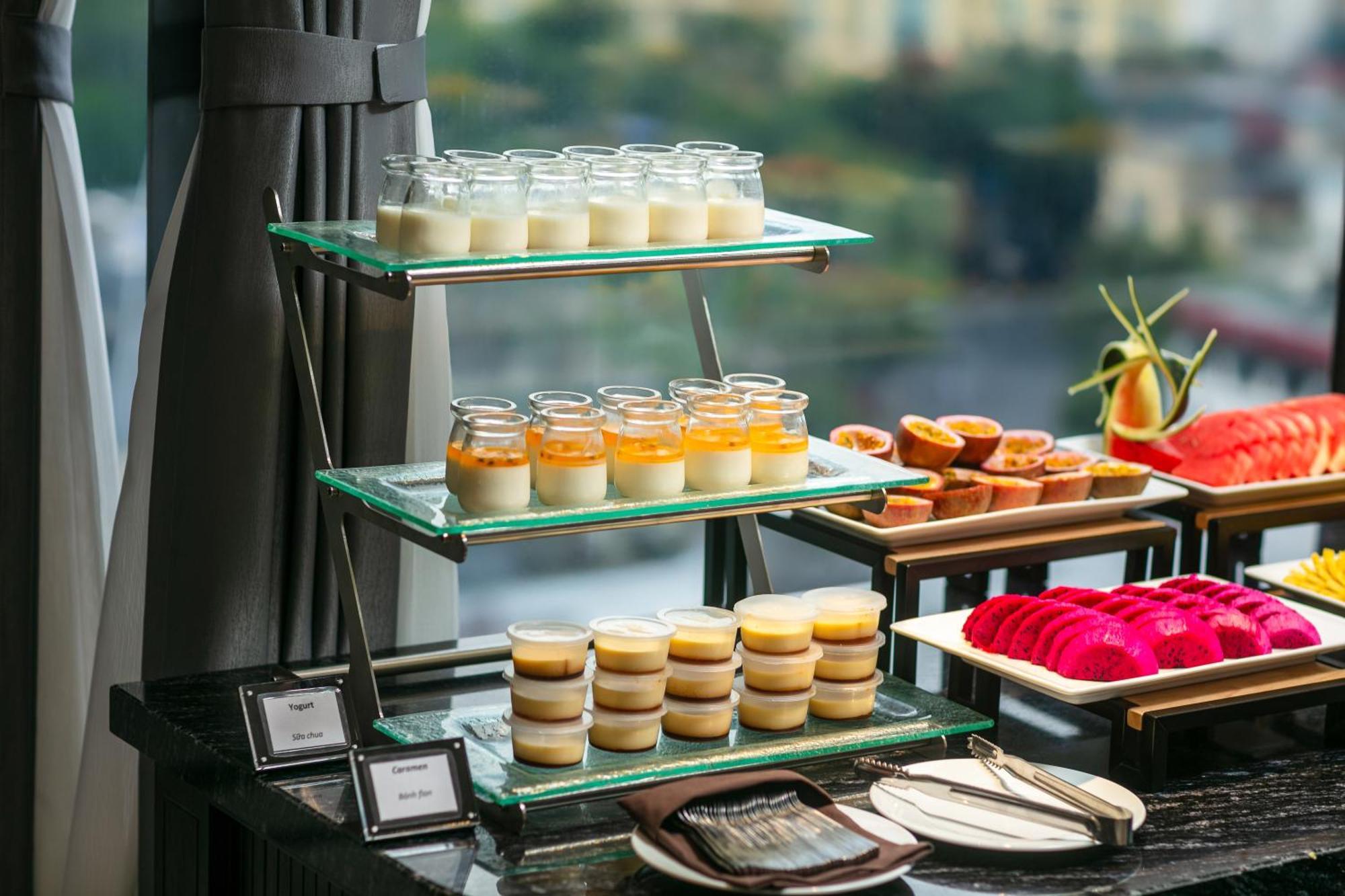 May De Ville Lakeside Hotel Hanoi Esterno foto A dessert buffet