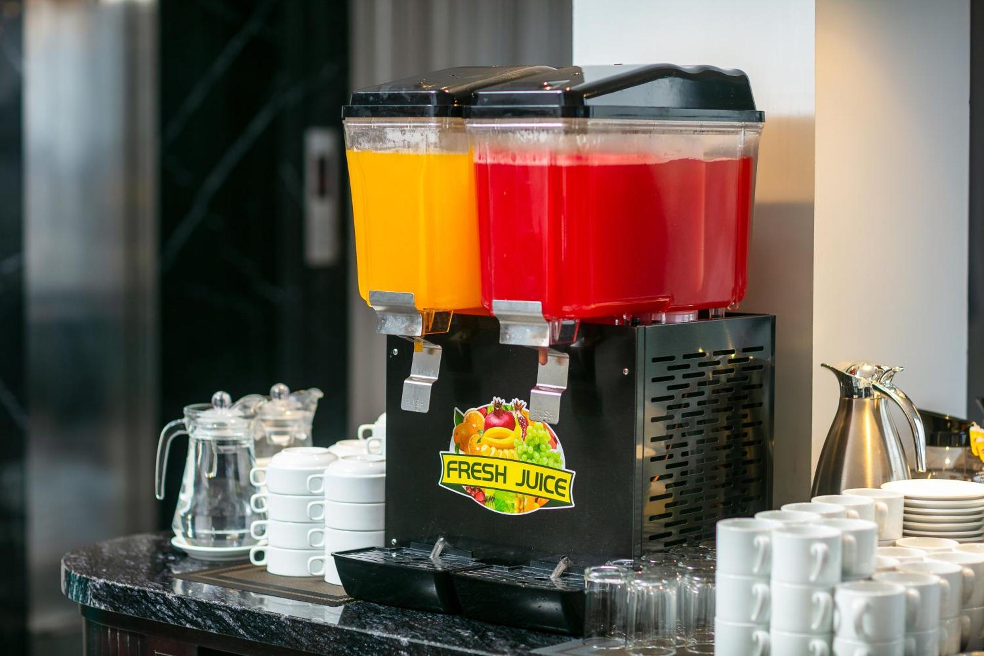 May De Ville Lakeside Hotel Hanoi Esterno foto A juice dispenser