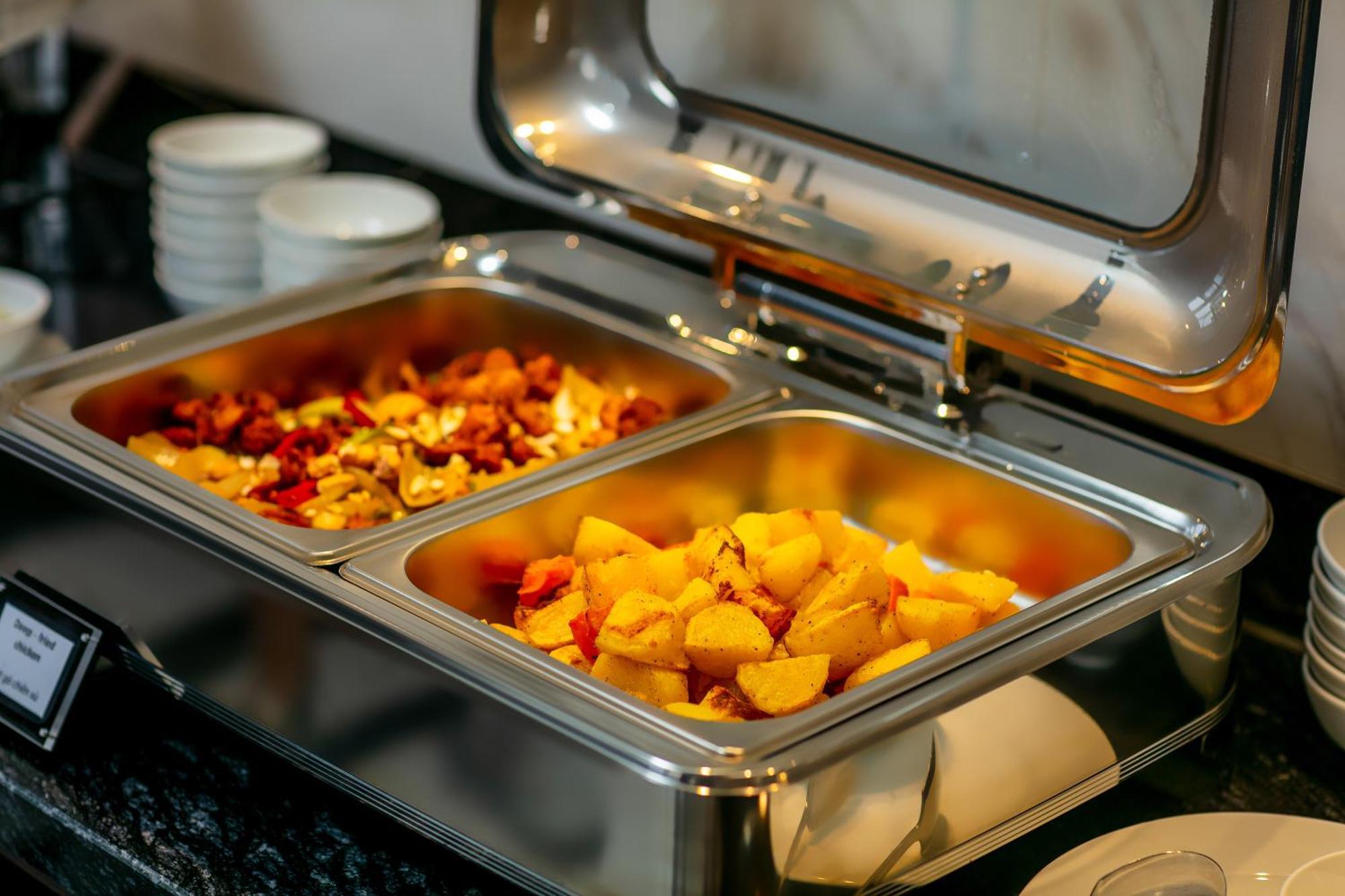 May De Ville Lakeside Hotel Hanoi Esterno foto A chafing dish