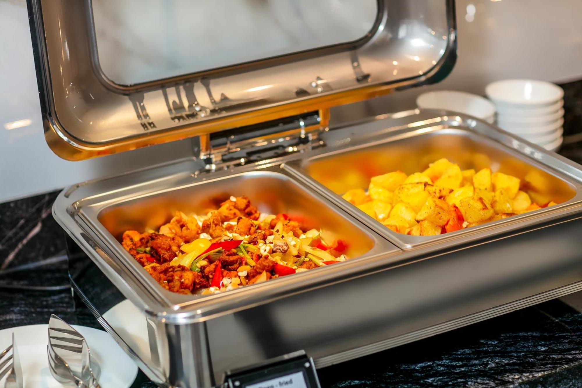 May De Ville Lakeside Hotel Hanoi Esterno foto A chafing dish