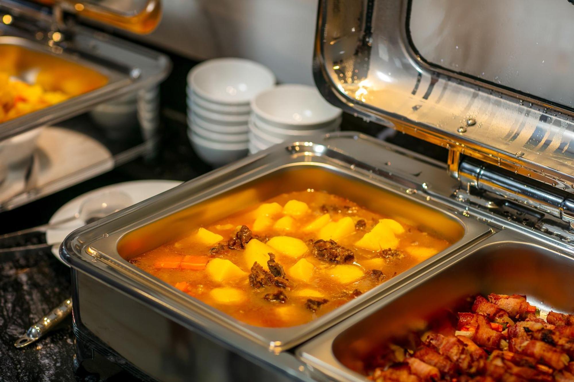 May De Ville Lakeside Hotel Hanoi Esterno foto A chafing dish