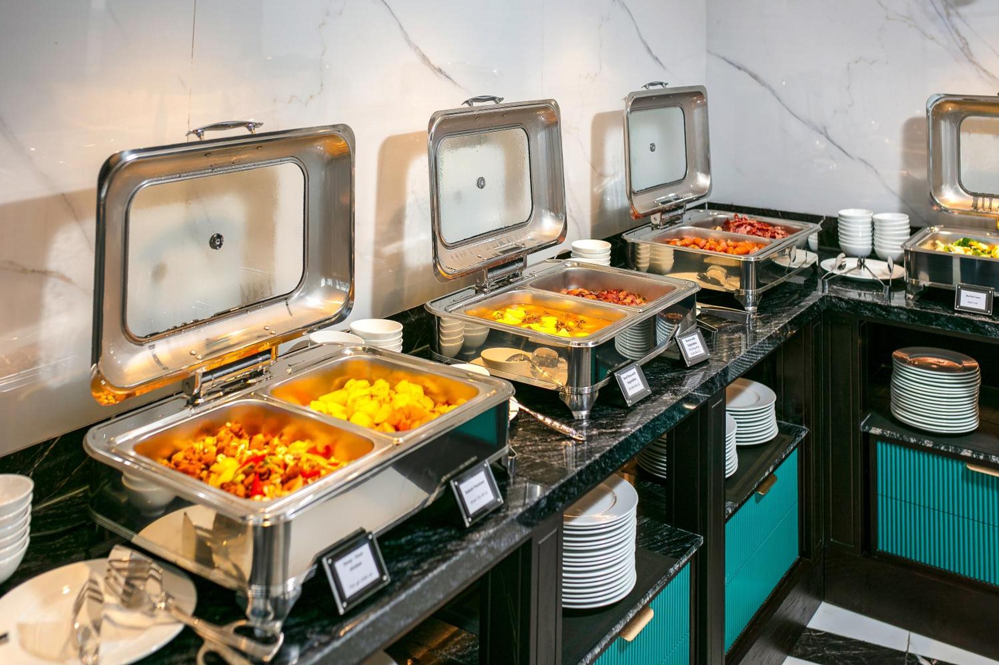 May De Ville Lakeside Hotel Hanoi Esterno foto A row of chafing dishes
